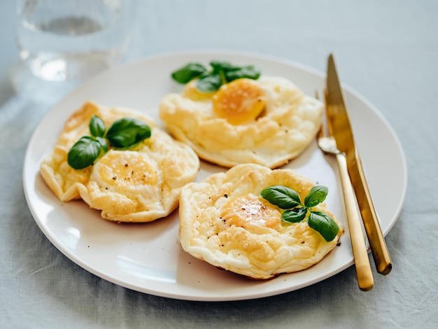 Fluffy Cloud Eggs Forno de comida da moda assar ovos mexidos com clara de ovo batida e gema inteira no prato