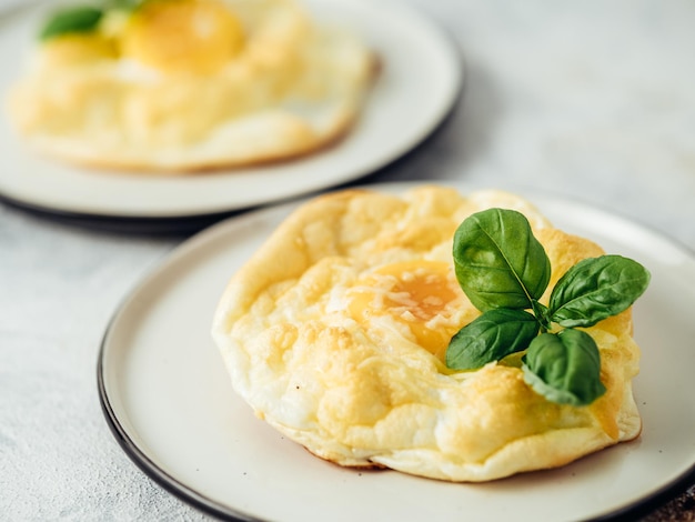 Fluffy Cloud Eggs Trendy Food Oven Backen Sie Rührei mit geschlagenem Eiweiß und ganzem Eigelb auf dem Teller