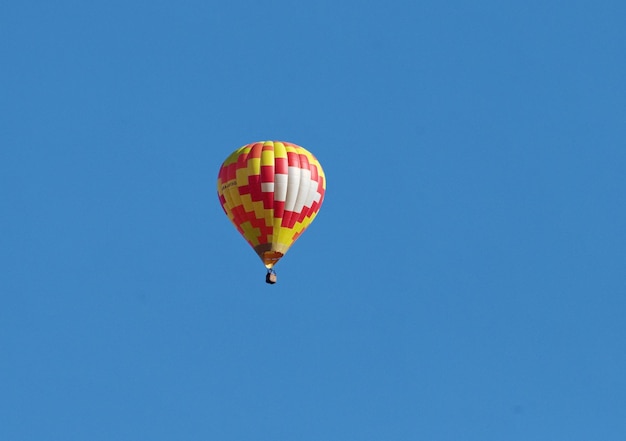 Flug eines roten und gelben Ballons an einem sonnigen Sommermorgen Region Moskau Russland