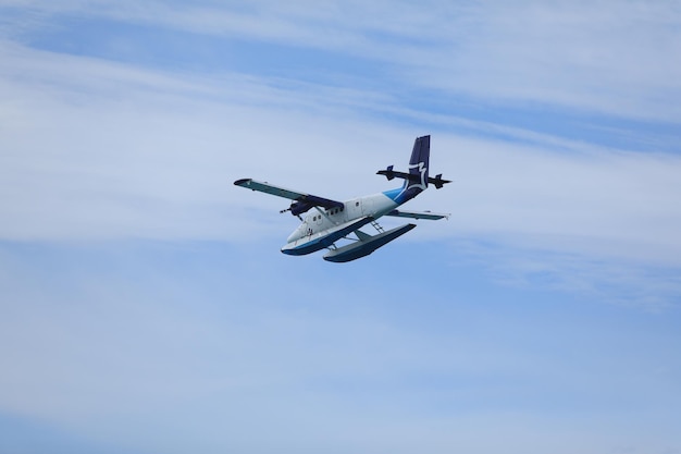 Flug mit dem Wasserflugzeug auf dem Meer