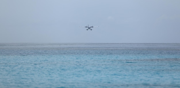 Flug mit dem Wasserflugzeug auf dem Meer