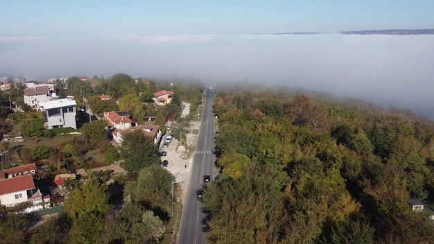 Flug über die Straße im Nebel verlassen