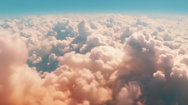 Flug über die Wolken am Himmel in Orange