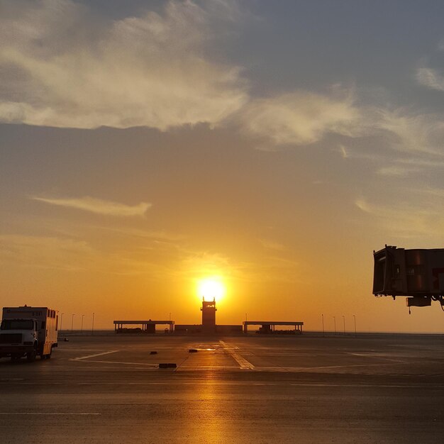 Foto flughafen gegen den himmel bei sonnenuntergang