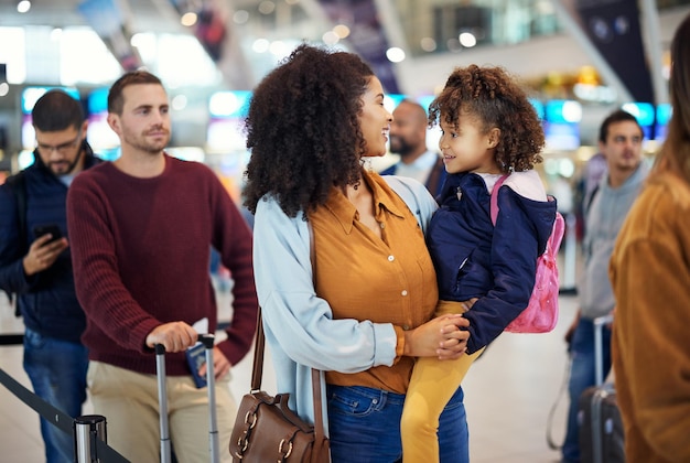 Flughafen glückliche Mutter und Mädchen bei der internationalen Flugkontrolle für Flugzeugbrett oder Flugticketzahlung Glückliche Mutter, Kind und Familie warten am Flugsteig auf Flugreisen und Sicherheit vor dem Transport