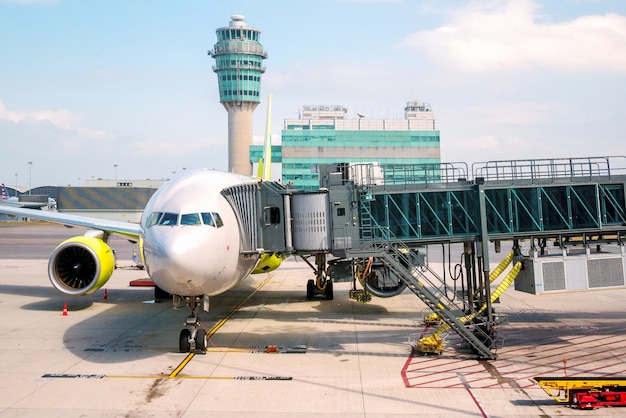 Flughafen-Ramp-Service für ein kommerzielles Flugzeug Landung am Suvarnabhumi International Airport.