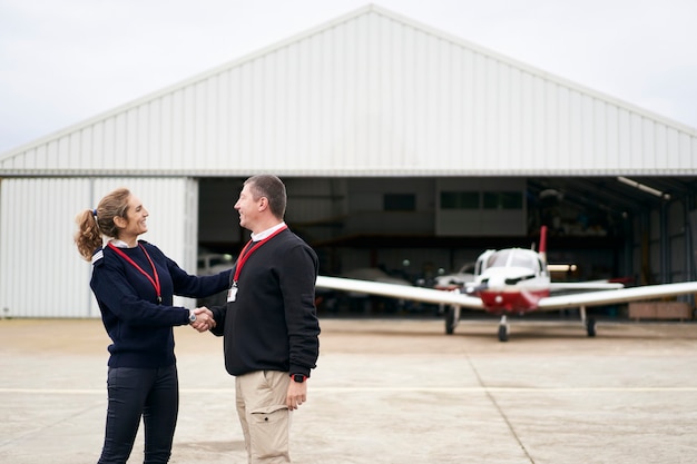 Fluglehrerin gratuliert ihrer Schülerin zu ihrem ersten Flug