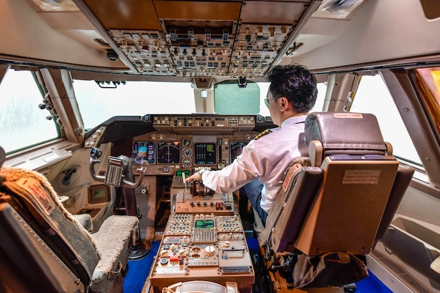 Fluglotsenarbeit im Cockpit