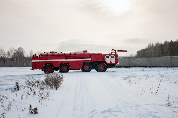 Flugplatz-Feuerwehrauto im kalten Winterflughafen