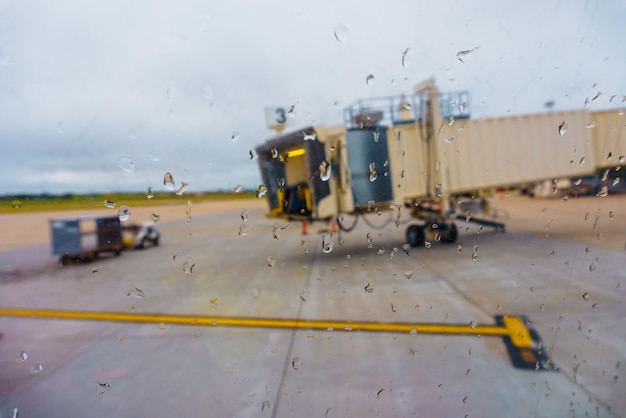 Flugsteig am Flughafen geparkt