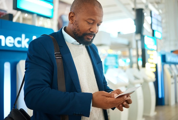 Flugticketkontrolle und Dokument mit internationalen Flughafeninformationen für Reisen Flugdaten Geschäftsmann und Gepäck eines afrikanischen Mitarbeiters, der Passinformationen für die Flugzeugeinwanderung liest