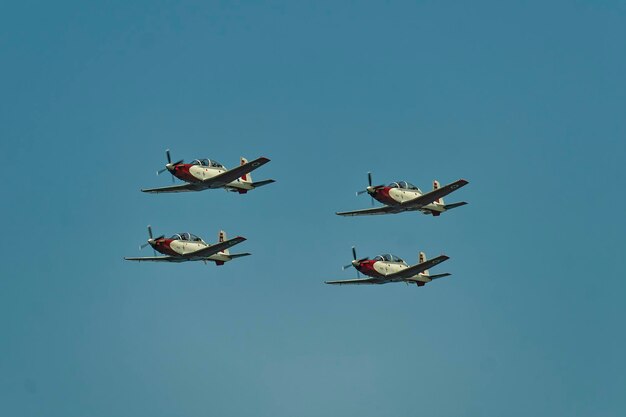 Foto flugzeug-airshow vor klarem blauen himmel