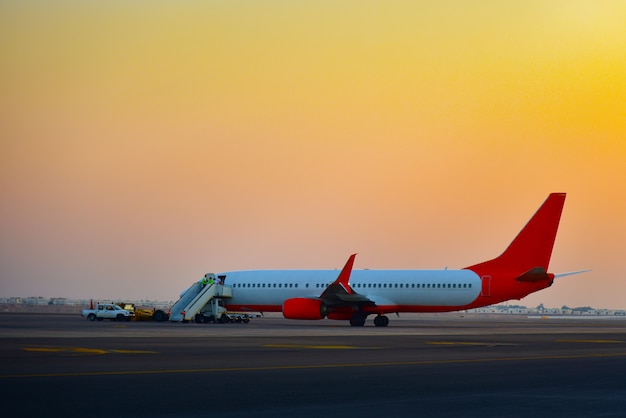 Flugzeug am Flughafen bei Sonnenuntergang