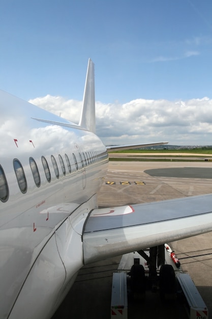 Flugzeug am Flughafen geparkt