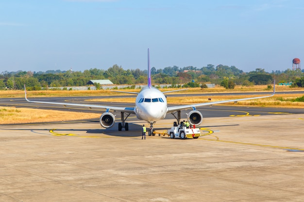 Flugzeug am Flughafenabfertigungsgebäudetor bereit zum Start, moderner internationaler Flughafen