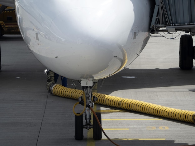 Flugzeug am Gate bereitet sich auf den Start vor