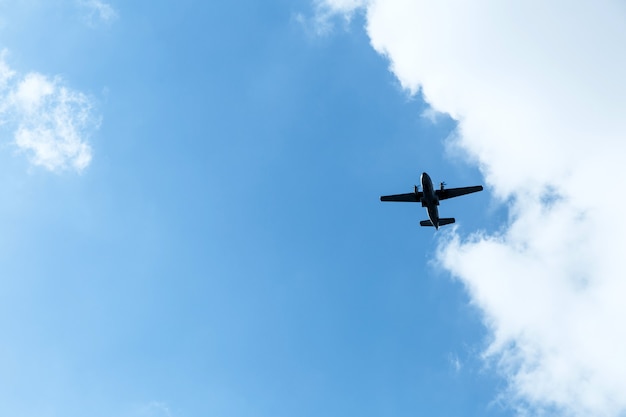 Flugzeug am Himmel an einem sonnigen Tag