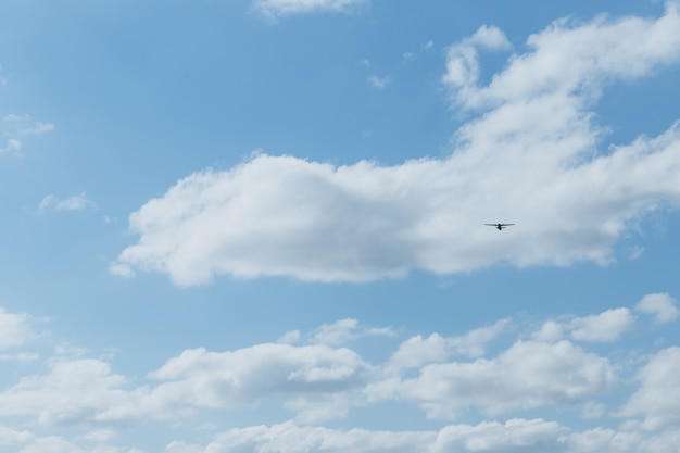 Flugzeug am Himmel an einem sonnigen Tag.