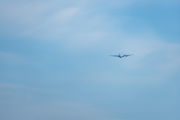 Flugzeug am Himmel