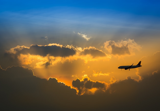 Flugzeug am Himmel