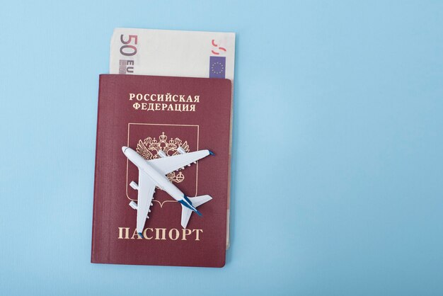 Flugzeug auf dem Cover eines russischen Passes. Euro. Reisekonzept. Blaue Oberfläche