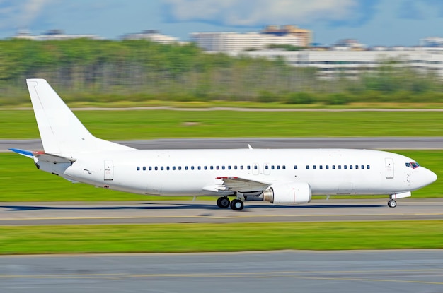 Flugzeug auf der Besteuerung zum Abflug Flughafenansicht von oben.