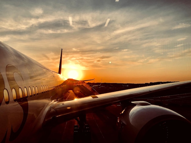 Foto flugzeug auf der landebahn des flughafens gegen den himmel beim sonnenuntergang