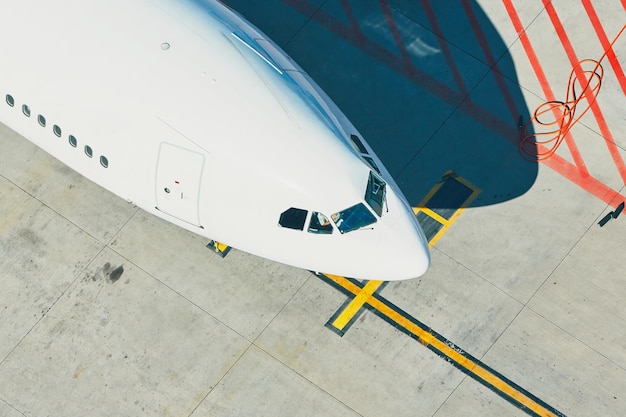 Flugzeug auf der Landebahn eines Flughafens