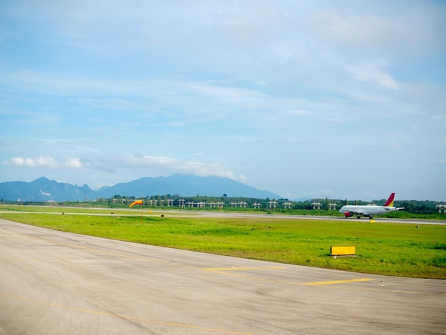 Flugzeug auf der Landebahn