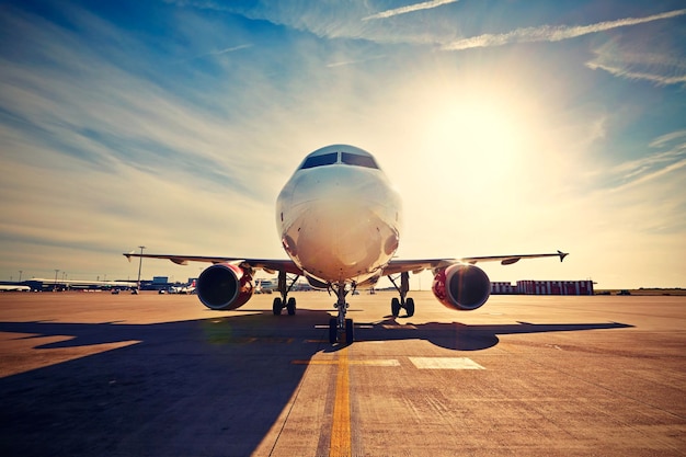 Flugzeug auf der Start- und Landebahn eines Flughafens