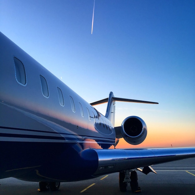 Flugzeug auf der Start- und Landebahn gegen den Himmel