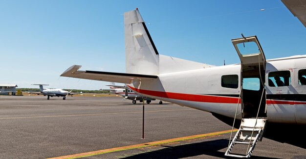 Foto flugzeug auf der start- und landebahn gegen den himmel