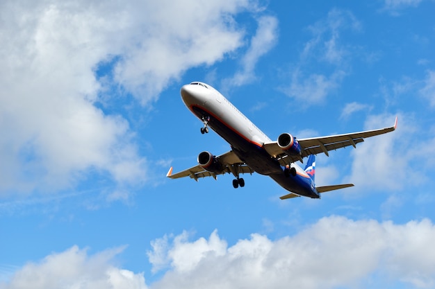 Flugzeug auf einem blauen Himmel in den Wolken