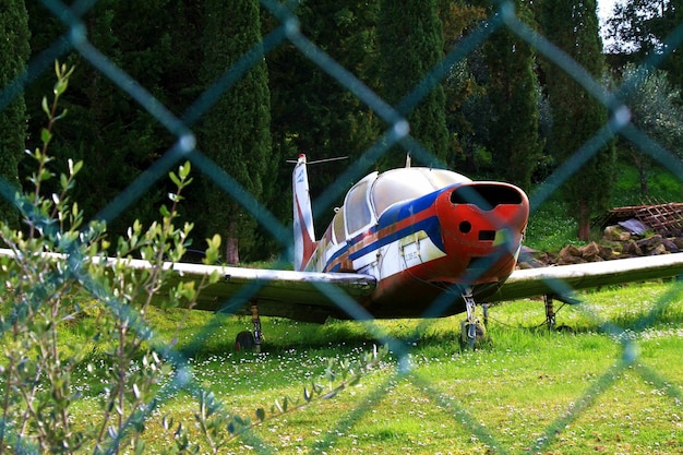 Foto flugzeug auf grasbewachsenem feld