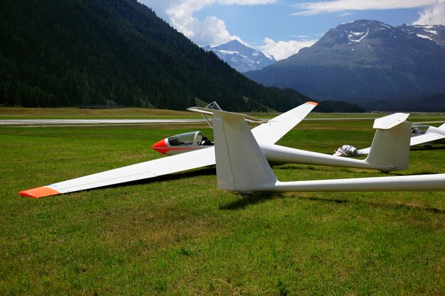 Flugzeug auf Landschaft gegen Himmel