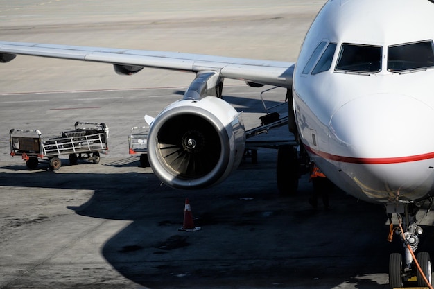 Flugzeug bereit zum Verladen von Personen und Gepäck