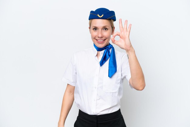 Flugzeug blonde Stewardess Frau isoliert auf weißem Hintergrund zeigt ok Zeichen mit den Fingern