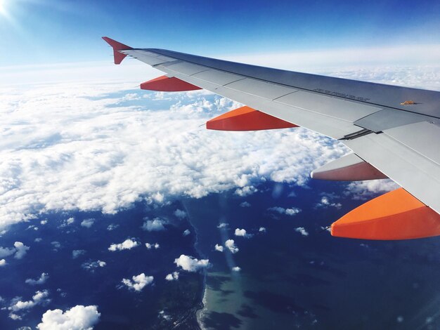 Foto flugzeug, das am himmel fliegt