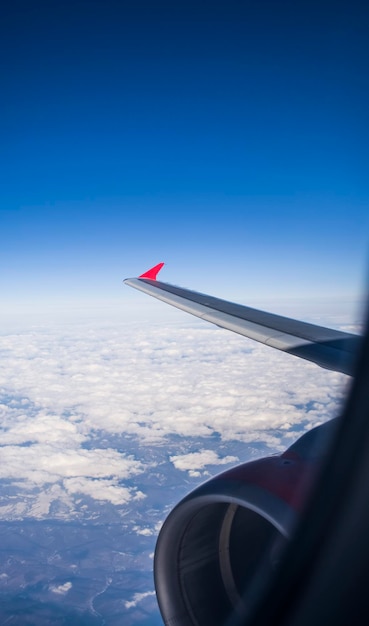 Foto flugzeug, das am himmel fliegt