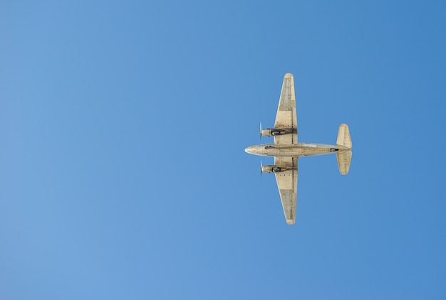 Flugzeug, das in den Himmel fliegt - Reise durch Lufttransport