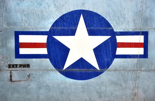 Foto flugzeug der us-luftwaffe, das im vietnamkrieg eingesetzt wurde, im kriegsreste-museum in saigon ausgestellt
