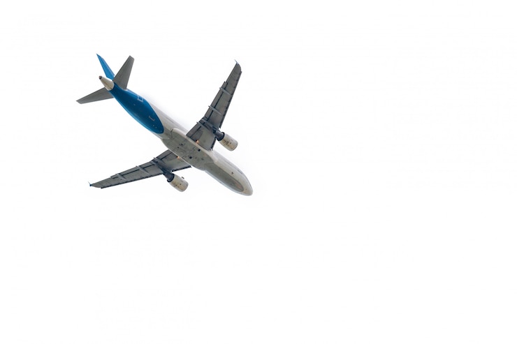 Foto flugzeug entfernt sich vom internationalen flughafen, der auf weiß lokalisiert wird