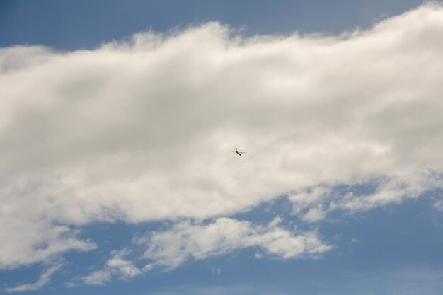 Flugzeug fliegt am Himmel