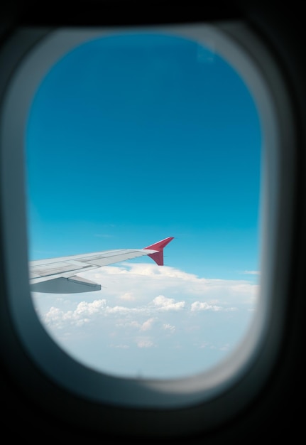 Flugzeug fliegt gegen einen klaren blauen Himmel