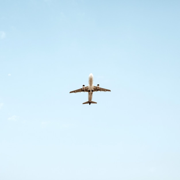 Flugzeug fliegt im blauen Himmel. Reise-, Urlaubs- und Urlaubskonzept.