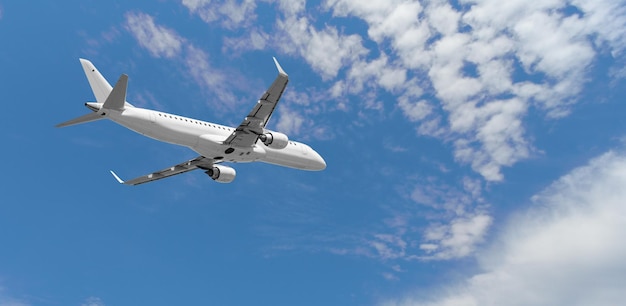 Flugzeug fliegt in den blauen himmel, panoramablick reisekonzept