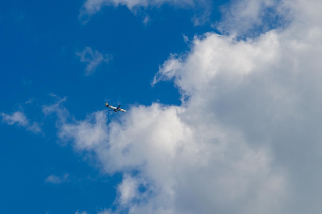 Flugzeug fliegt in den blauen Himmel