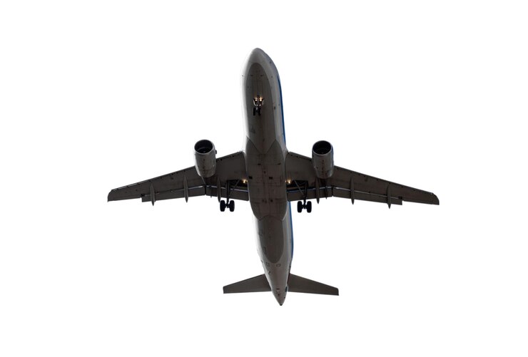 Foto flugzeug fliegt isoliert auf weißem hintergrund unter sicht