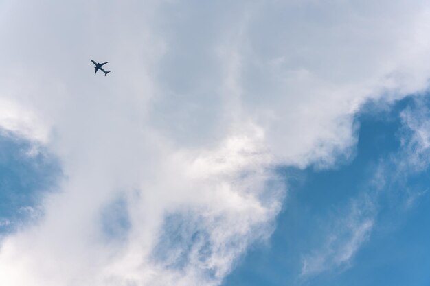 Flugzeug fliegt mit weißen Wolken in den Himmel