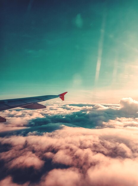 Flugzeug fliegt über Wolken gegen den Himmel